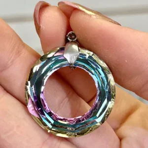 Dijes circulo infinito tornasolado facetado acero